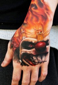 手背可怕的小丑和火焰纹身图案