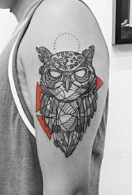 大臂华丽的黑色线条猫头鹰和彩色三角形纹身图案