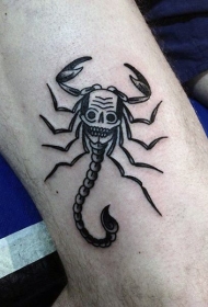 大腿黑色线条骷髅形状蝎子纹身图案
