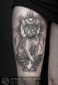 大腿黑白无毛猫几何纹身图案