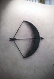 神秘简单的黑色月亮形弓箭纹身图案