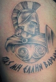 大臂浅色的斯巴达勇士与字母纹身图案