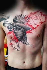 胸部彩色玫瑰与黑乌鸦纹身图案