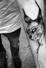 手臂黑色素描风格野生猫纹身图案