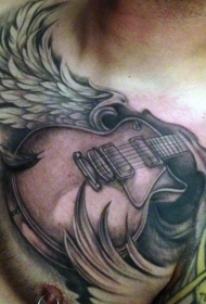 胸部惊人的黑白吉他与翅膀纹身图案