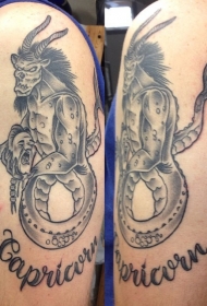 手臂小小的黑白神秘恶魔鱼形动物纹身图案