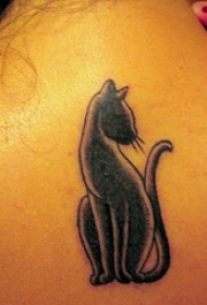 优雅的黑色猫纹身图案