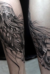 腿部非常逼真的黑白水母纹身图案