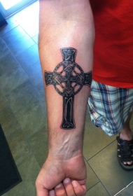 手臂精彩的凯尔特十字架纹身图案