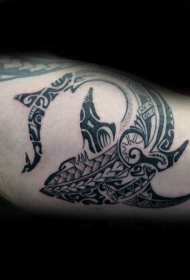 大臂内侧黑色波利尼西亚风格鲨鱼头纹身图案