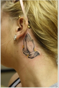 耳后小小的黑白祈祷之手纹身图案