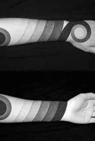 手臂令人难以置信的黑色黑白灰粗线条纹身图案