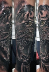 手臂写实风格黑白老虎头纹身图案
