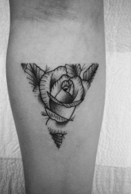 小臂黑色三角形轮廓与玫瑰花纹身图案