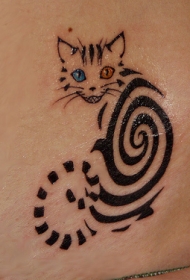 蓝色和红色眼睛的螺旋猫纹身图案