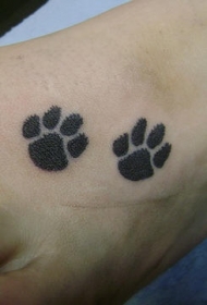 两只猫爪印纹身图案