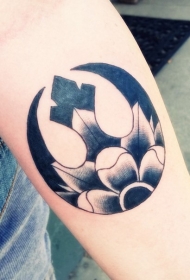 小臂黑色星球大战徽章与神秘花卉纹身图案