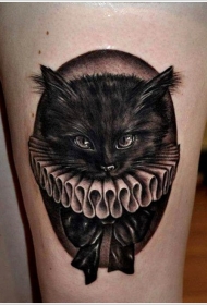 黑色猫和蝴蝶结写实纹身图案