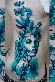 腰部蓝色女性肖像和花朵蝴蝶纹身图案