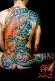 男士满背写实逼真的彩色蜥蜴和波浪纹身图案