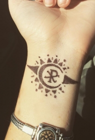 手腕微小的黑色太阳形符号纹身图案