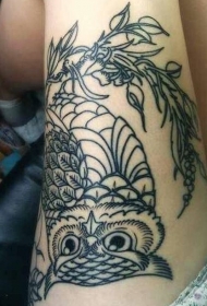 大腿明智的猫头鹰坐在树枝上纹身图案