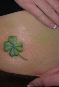 小幸运的爱尔兰四叶草纹身图案