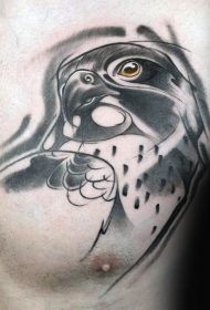 胸部有趣的设计阴霾与鹰头部纹身图案