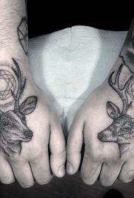 手背点刺风格黑色神秘的鹿和几何纹身图案