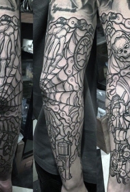 手臂壮观的黑色蜘蛛网与骷髅自行车链纹身图案