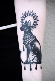 手臂old school黑色埃及猫与太阳纹身图案