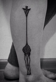 小腿个性的黑色长颈鹿纹身图案