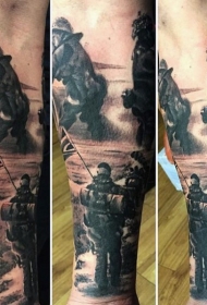 小臂非常逼真的黑灰士兵纹身图案