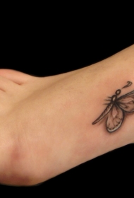 脚背漂亮的小蝴蝶纹身图案