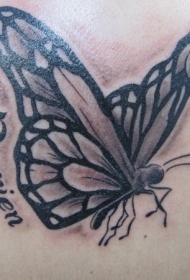 背部蝴蝶和英文字母纹身图案
