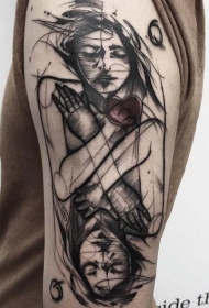 大臂令人难以置信的黑色素描镜子女人纹身图案