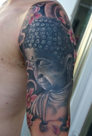 男性手臂如来佛祖神像和花朵纹身图案