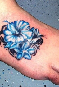 脚背部落图腾与蓝色夏威夷木槿花纹身图案