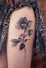 黑灰水彩花朵大腿纹身图案
