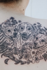 背部雕刻风格黑色狗家庭和野花纹身图案