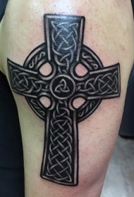 大臂经典的黑色凯尔特十字架纹身图案
