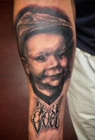 手臂纪念风格黑灰男孩的画像和字母纹身图案