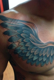 胸部蓝色幻想翅膀纹身图案
