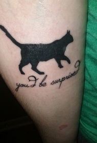 黑色猫咪与英文字母纹身图案