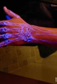 手部荧光骨架纹身图案