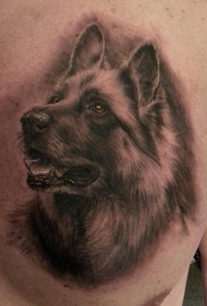 写实德国牧羊犬胸部纹身图案