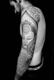 手臂印度教风格黑色佛脸和饰品纹身图案