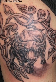 黑色公牛与藤蔓纹身图案