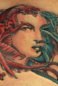 蓝色和红色的龙纹身图案