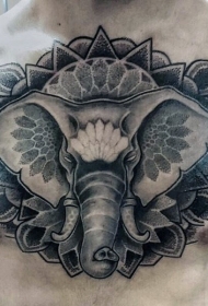 胸部点刺风格黑色大象和叶子纹身图案